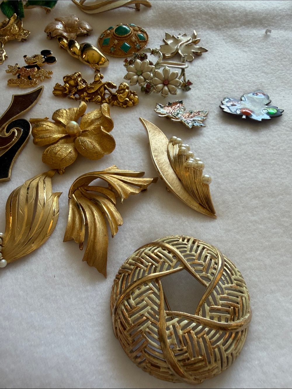 Vintage Gold-Tone Mixed Brooch Lot - some signed Accent Pins - Picture 2 of 8